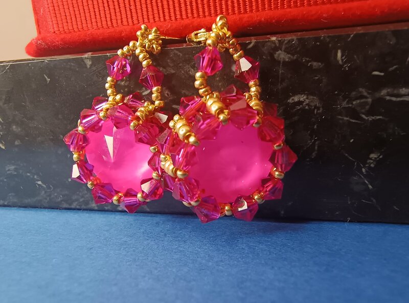 Cercei handmade roz intens cu cristale Preciosa – eleganta vibranta