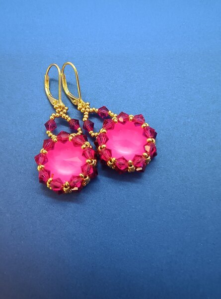 Cercei handmade roz intens cu cristale Preciosa – eleganta vibranta