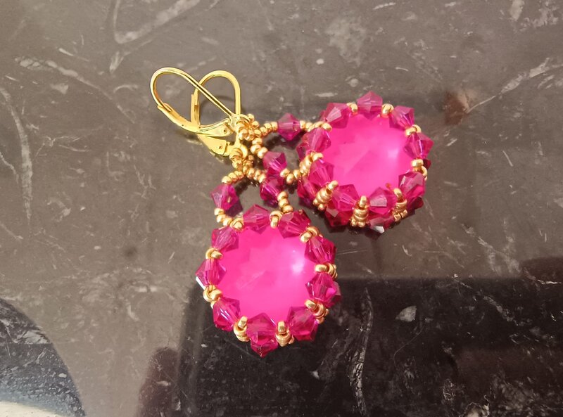 Cercei handmade roz intens cu cristale Preciosa – eleganta vibranta